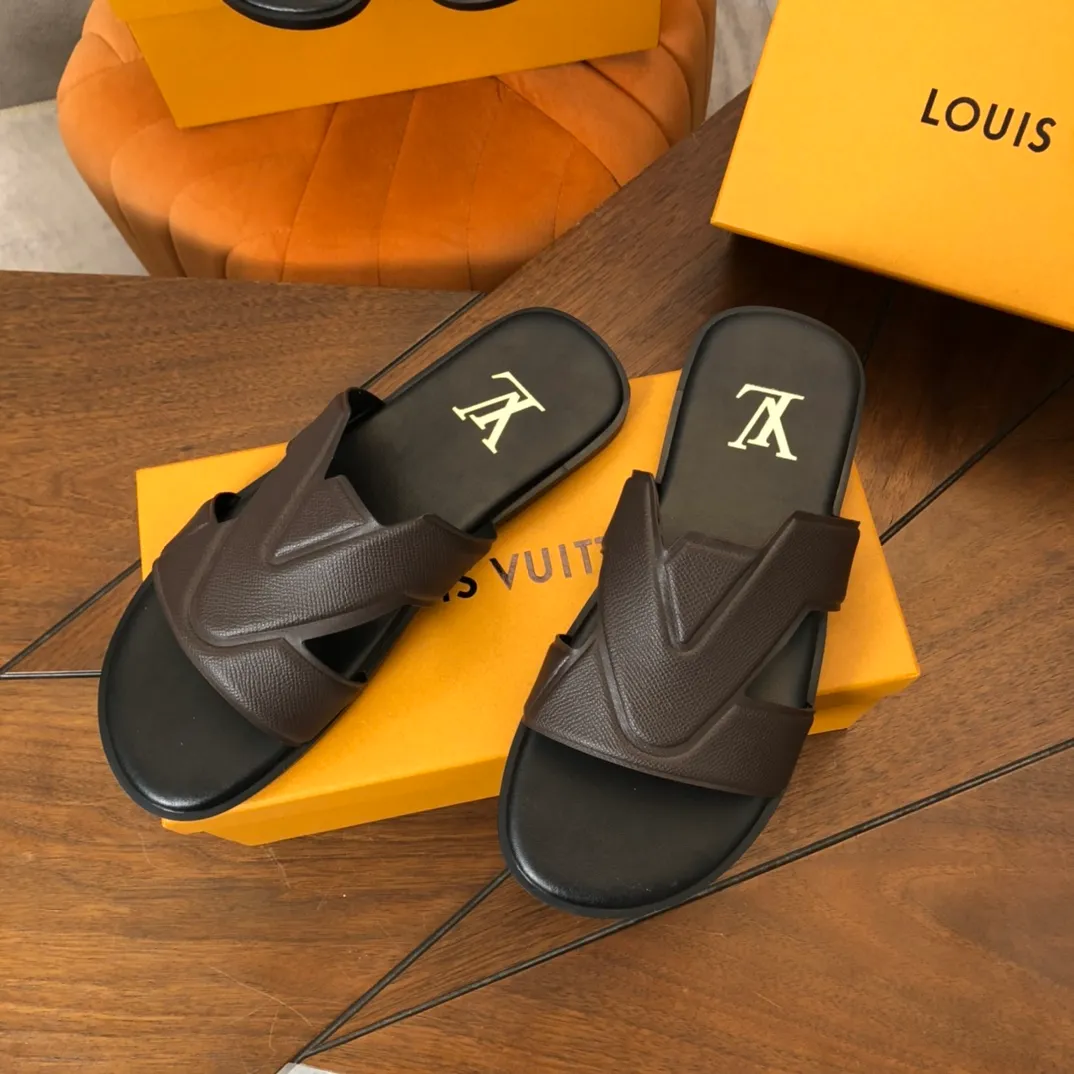 Factory price: 270💰LV counters are selling new brand luxury men's slippers, casual, loose and comfortable. The must-have model in the picture above [Happy][Happy], multiple colors available Size: 38-44, customized 45